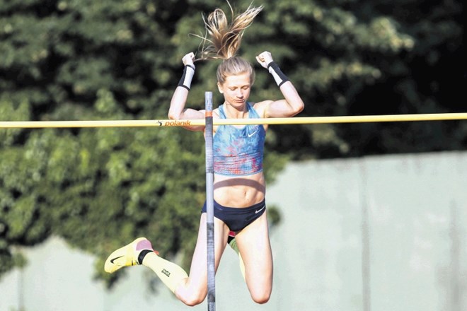 Tina Šutej v skoku ob palici  še vedno lovi normo za nastop na svetovnem prvenstvu v Londonu, ki je 455  centimetrov. V Tel...