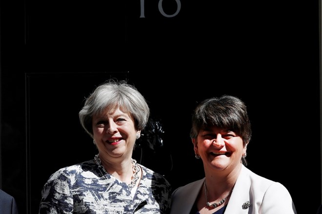Britanska premierka Theresa May (levo) in voditeljica severnoirskih unionistov  Arlene Foster (desno).
