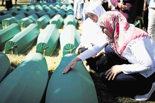 Krivda nizozemskih vojakov za Srebrenico ostaja “delna”