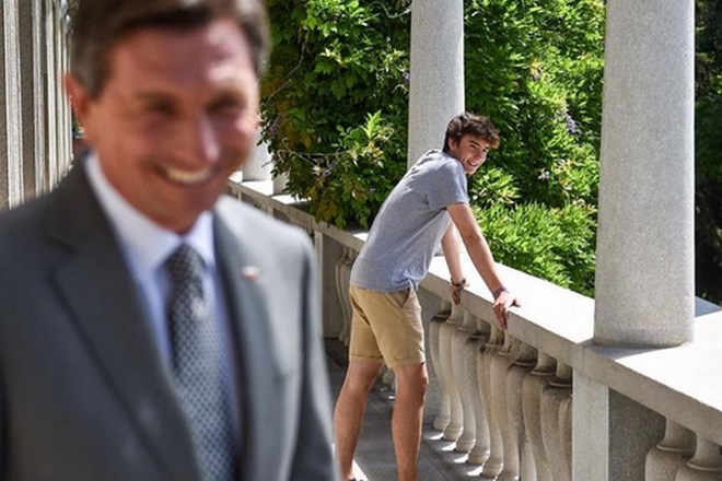 Predsednik Borut Pahor je ob fotografiji pripisal »srečni časi«