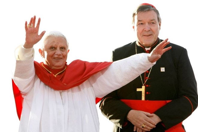 Avstralski kardinal George Pell (desno) leta 2008 s papežem Benediktom XVI.