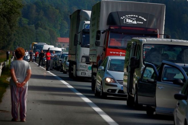 Cestni alarm: promet na primorski avtocesti pri delovni zapori ponovno po dveh pasovih 