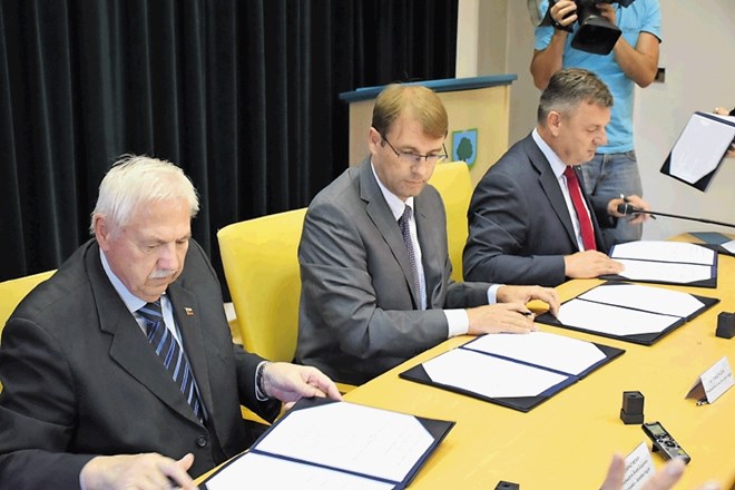 Protokol o poteku načrtovanja in gradnje severnega dela tretje razvojne osi so podpisali (od leve) Darko Menih, Tomaž Rožen...