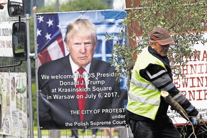 Trump z današnjim obiskom Poljske prekinja tradicijo, da ameriški predsedniki v Evropi najprej obiščejo Veliko Britanijo,...