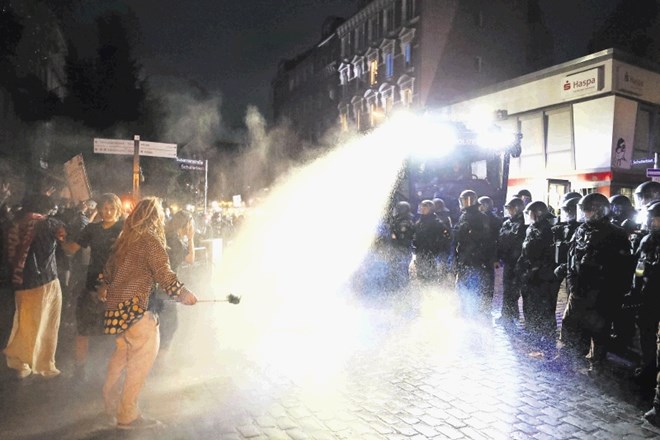 V Hamburgu so ob vrhu G20 potekale prave ulične bitke policistov z nasilnimi protestniki, ki so tudi razbijali izložbe,...