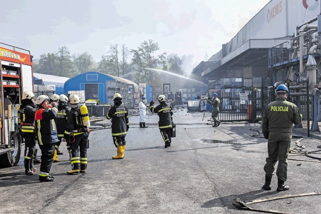 Od pet do deset odstotkov gasilcev je imelo zdravstvene težave, ki jih lahko pripišemo tudi izpostavljenosti požaru tovarne...