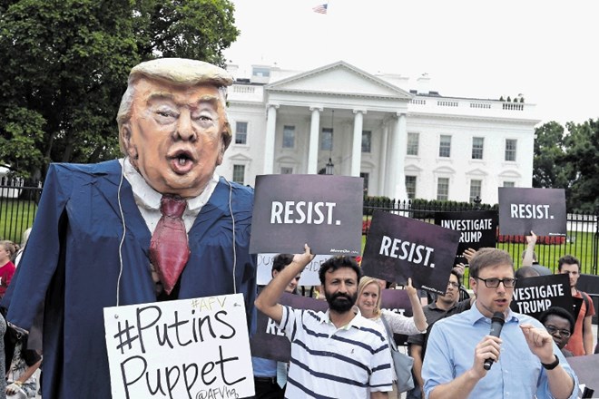 Protestniki pred Belo hišo podpirajo preiskavo stikov članov kampanje  predsednika Trumpa s predstavniki Rusije. Na njegovo...