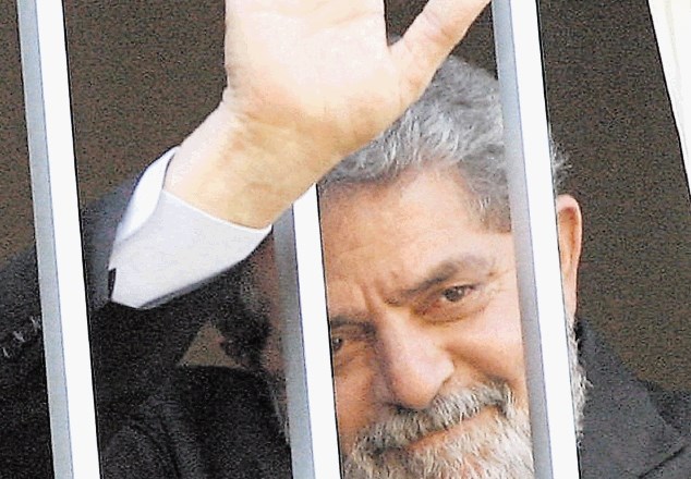 Ignacio Lula na arhivskem posnetku maha iz prostora, na moč podobnega tistemu, ki mu grozi  zdaj.