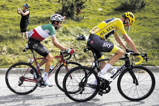 Italijanski kolesar Fabio Aru (levo) je po včerajšnji dvanajsti etapi Toura »slekel« rumeno majico doslej vodilnemu v skupnem...