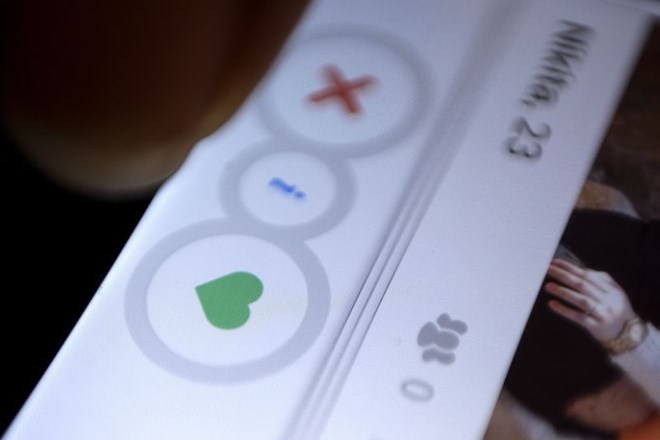 Tinder dvojico po treh letih izmenjave sporočil pošilja na prvi zmenek