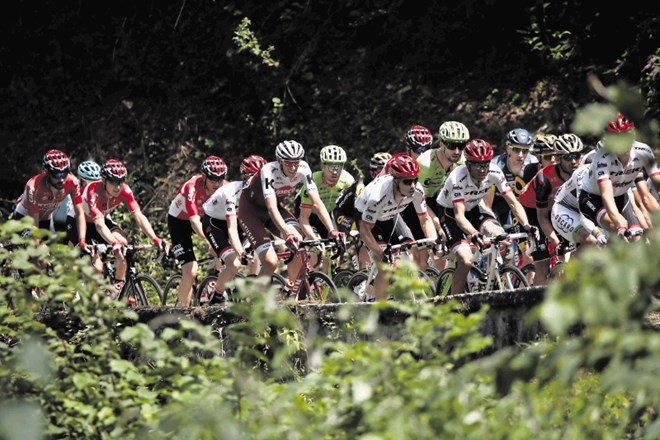 Kolesarji so se na Touru pomerili v napeti kratki gorski etapi čez Pireneje.