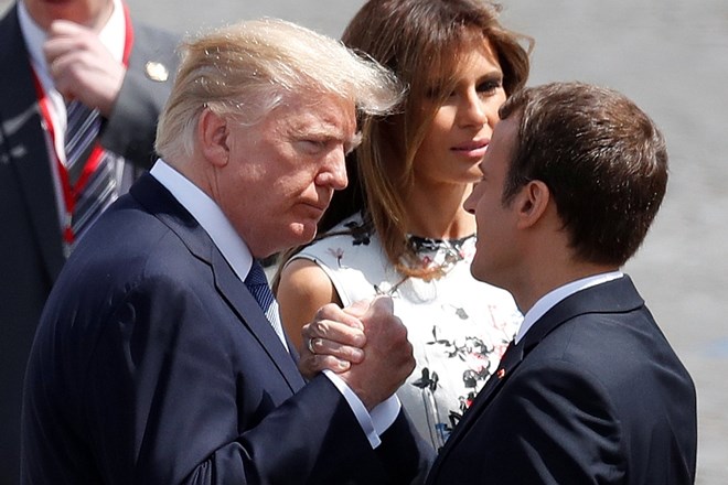 Donald Trump in Emmanuel Macron sta se rokovala skoraj pol minute.