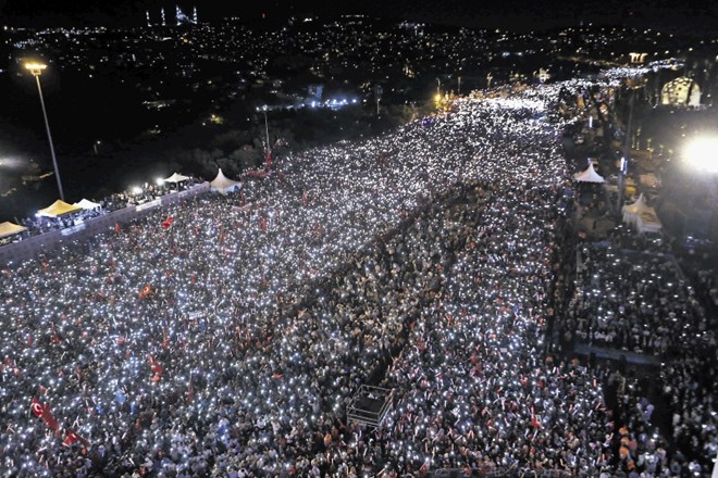 Nepregledne množice se valijo po Carigradu med praznovanjem obletnice preprečitve državnega udara.
