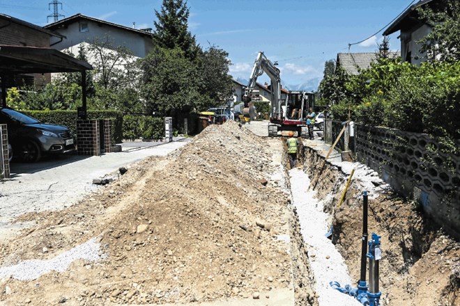 Zdešarjeva ulica, Cesta X in Arničeva ulica bodo dobile novo kanalizacijo. Dela so v polnem teku, končana pa naj bi bila do...
