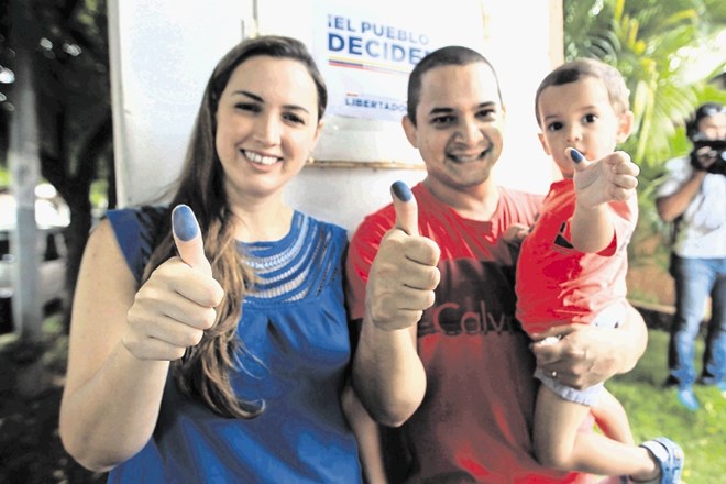 Družina, ki živi v Nikaragvi, kaže dokaze, da so se tudi Venezuelci v tujini udeležili neuradnega referenduma.