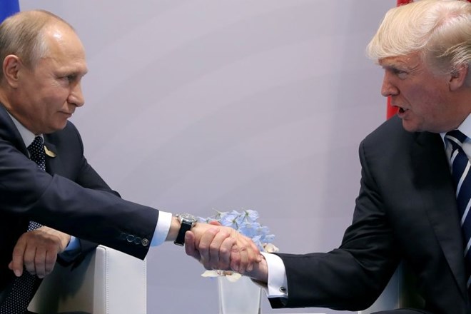 Vladimir Putin in Donald Trump med rokovanjem v Hamburgu.
