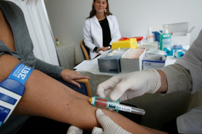 Ddvzem krvi in testiranje vzorca na hepatitis C