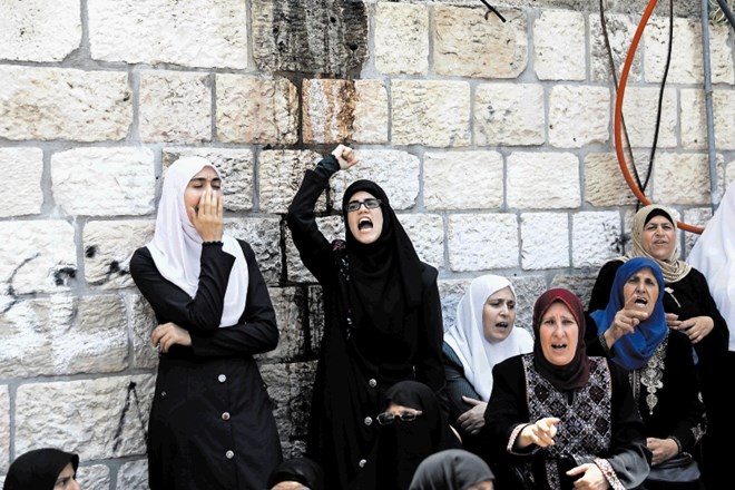 Protest Palestink zaradi novih izraelskih varnostnih ukrepov na Tempeljskem griču z mošejo Al Aksa.