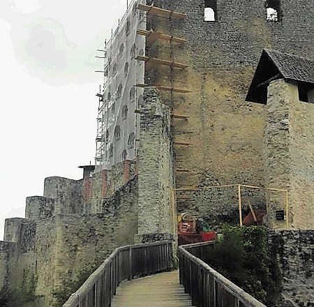 Obnova palacija na starem gradu ne bo ovirala obiskovalcev, ki jih je vedno več.