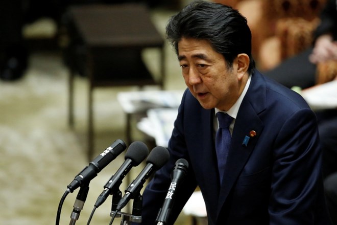 Japonskega premierja Abeja treseta veterinarski in južnosudanski škandal