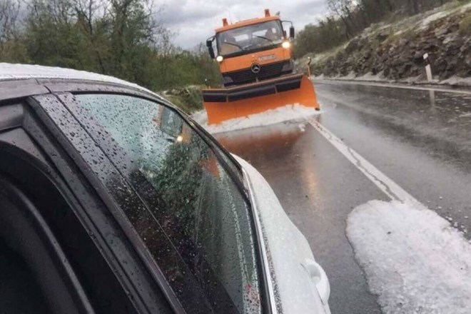 V hrvaški Istri so zaradi toče na cestah snežni plugi 
