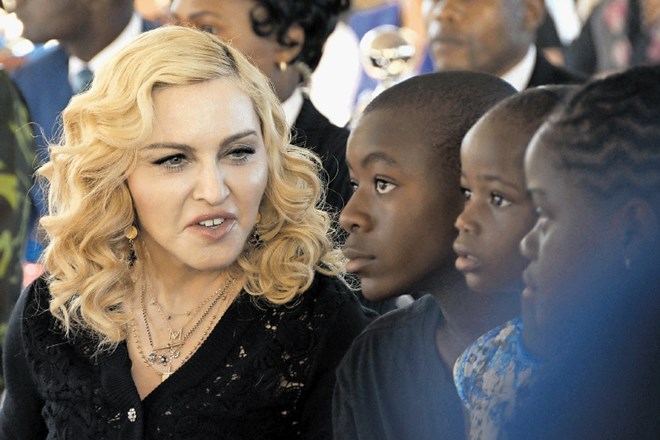 Madonna med afriškimi otroki
