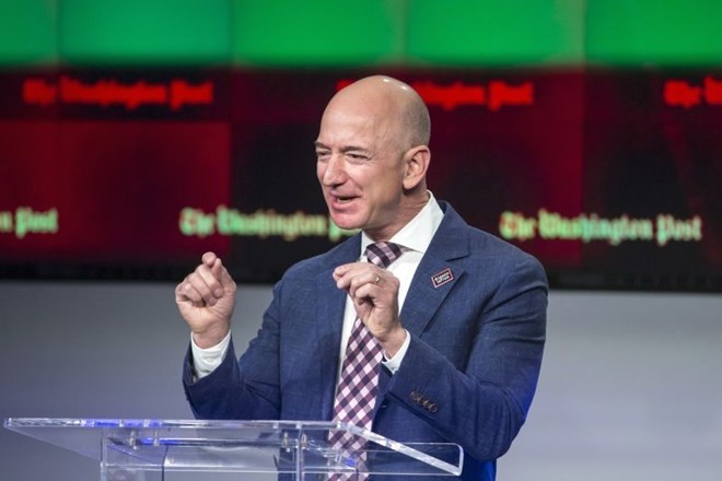 Jeff Bezos, ko gre za dobrodelnost,  ni tako radodaren kot njegovi milijarderski  kolegi. Razdeli pa kakih  4500 banan na dan...