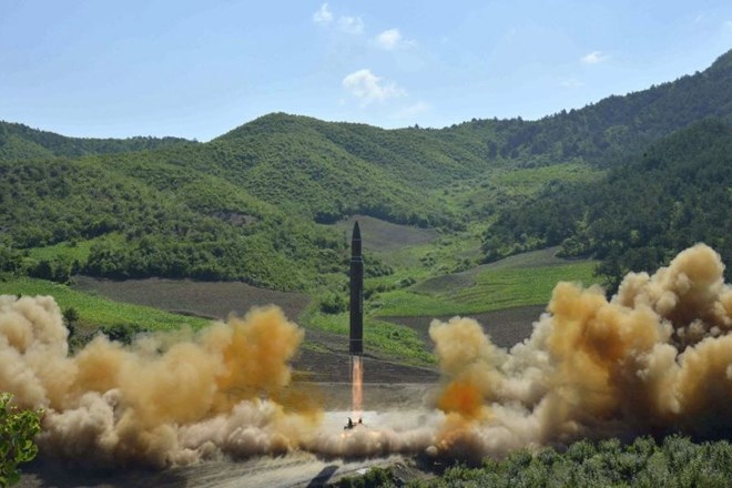 Severna Koreja izvedla nov preizkus balistične rakete, ZDA in Južna Koreja razmišljata o možnostih vojaškega odgovora 