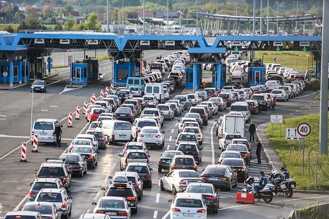 Cestni alarm: pred Karavankami devetkilometrski zastoj, za prehod meje s Hrvaško ponekod dve uri čakanja