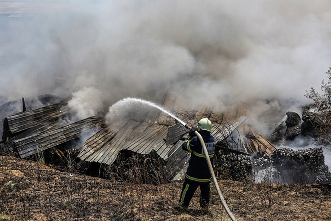 Gasilci so se v bližini nedavno borili s hudim požarom.