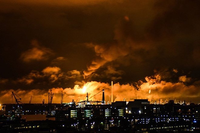 Shell po požaru v največji rafineriji v Evropi ustavil del proizvodnje