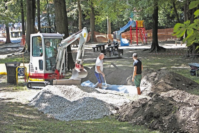 Kljub pripekajoči vročini so delavci tudi včeraj nadaljevali urejanje otroškega igrišča v parku Kodeljevo. Končano bo...