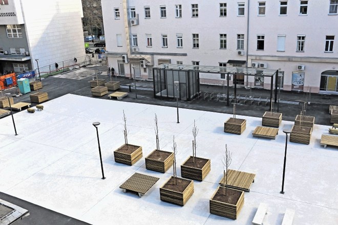 Na ljubljanski občini zagotavljajo, da bodo novi del parkirne hiše Kozolec, v katerem bo 249 parkirnih prostorov, odprli...