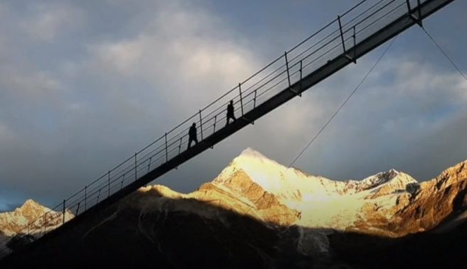 Ni za tiste z vrtoglavico: v Švici odprli najdaljši viseči most na svetu