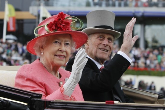 Britanska kraljica Elizabeta II s soprogom princem Phillipom, ki se je včeraj uradno upokojil.