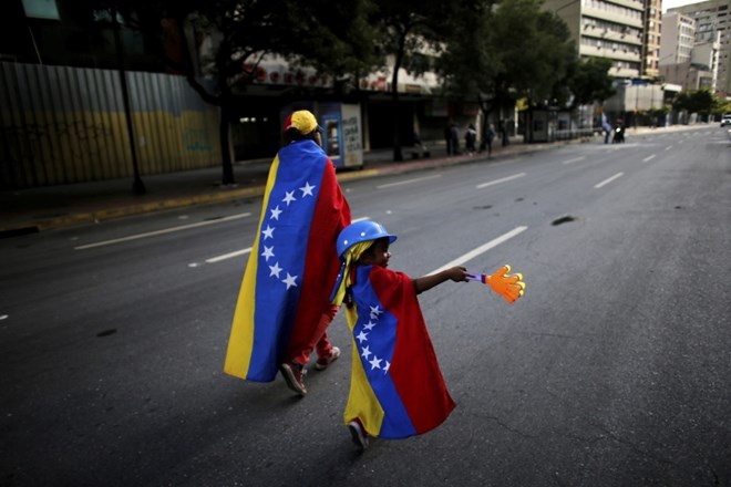 Sporna venezuelska ustavodajna skupščina začenja  delo in je na poti v politični karambol s parlamentom