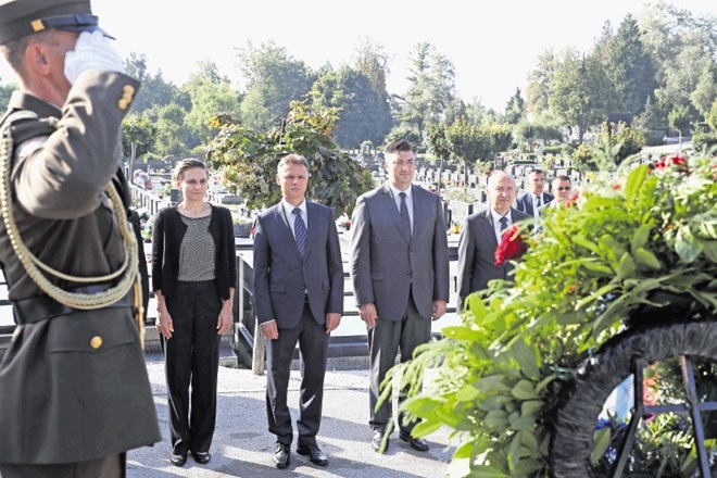 Premier, predsednik sabora in odposlanka predsednice so včeraj položili vence na zagrebškem pokopališču.