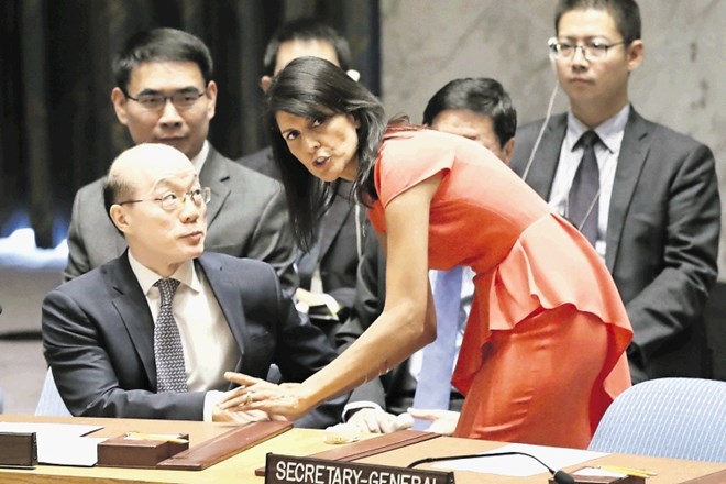 Ameriška veleposlanica pri ZN Nikki Haley se je trdo pohajala  s kitajskim kolegom  Liu Jieyujem pred glasovanjem v...