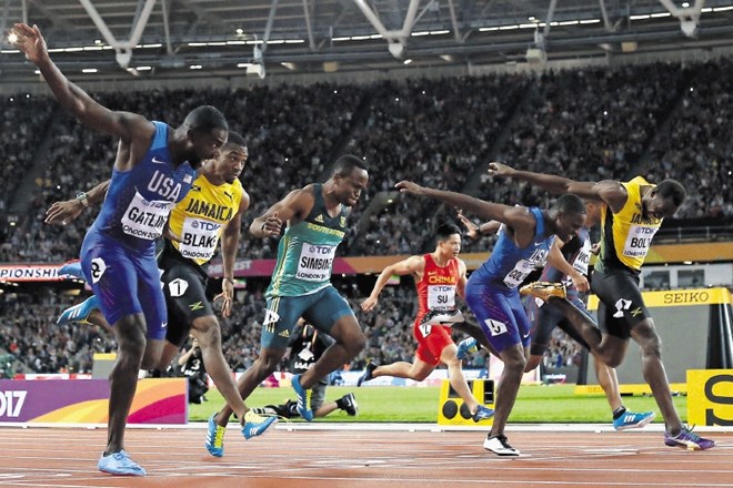 Trenutek, ko je Justin Gatlin (prvi z leve) po dvanajstih letih znova postal svetovni prvak v sprintu na 100 m, Usain Bolt...