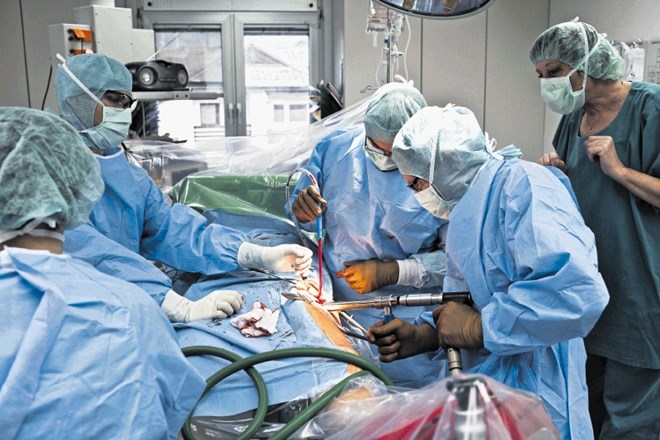 Med operacijami, ki so jih zasebnemu centru MD Medicina odmerili v vladi, so tudi endoproteze kolka.