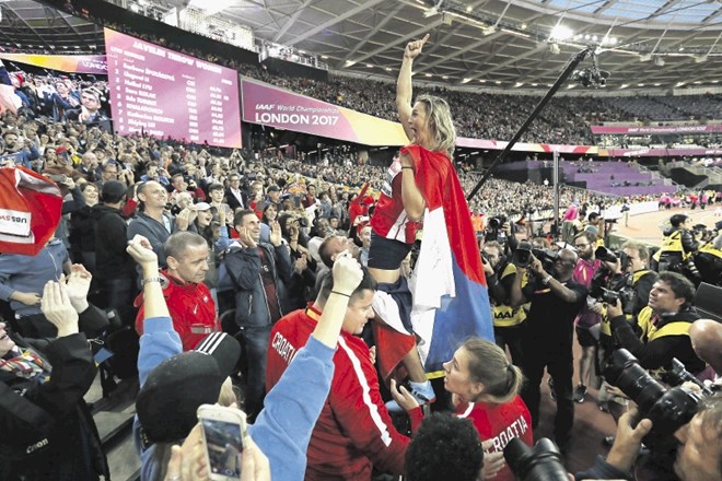Barbori Špotakovi je na olimpijskem stadionu v Londonu med prvimi čestital slovenski trener Andrej Hajnšek, ki na fotografiji...