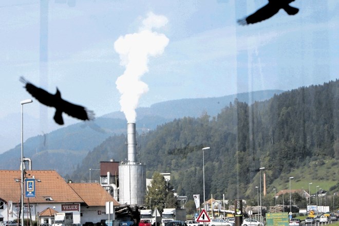 Družba Slovenski državni gozdovi naj bi namesto propadle tovarne ivernih plošč pomagala na Koroškem vzpostaviti enega od...