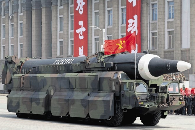 Severnokorejska raketa hwasong-12, s kakršnimi v Pjongjangu grozijo Guamu.