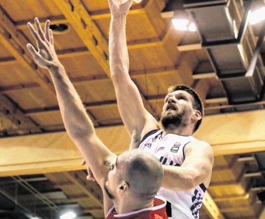 Od košarkarja slovenske reprezentance Gašperja Vidmarja (v belem dresu)  se zaradi njegove fizične moči nasprotniki pogosto...