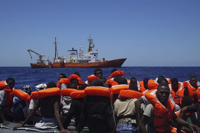 Humanitarci, ki v Sredozemlju pomagajo migrantom, priskočili na pomoč ekstremistom, ki jih sovražijo