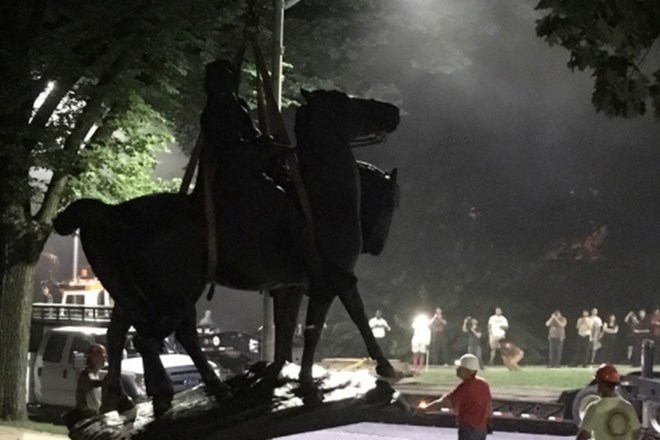 V Baltimoru ponoči odstranili spomenike in kipe, posvečene konfederacijskim vojakom