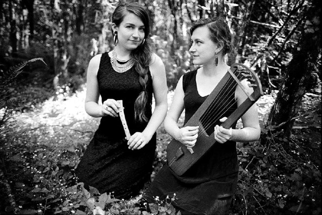 Hanna Marti (vokal, harfa) in Mara Winter (flavte, piščali) – duo Moirai