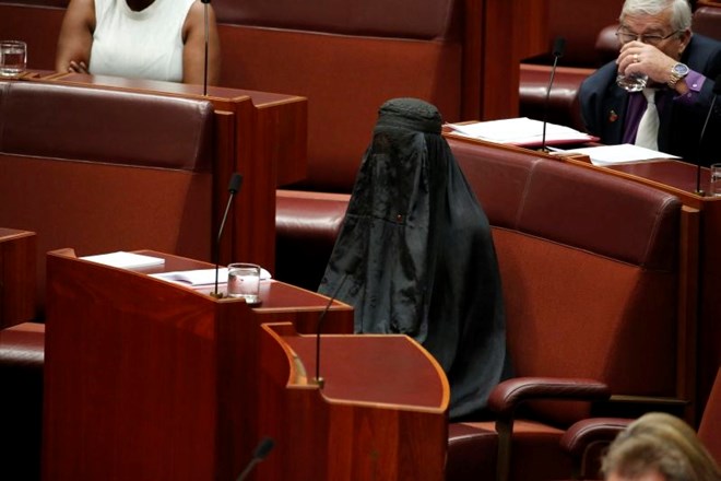 Vodja avstralske skrajno desne stranke En narod Pauline Hanson