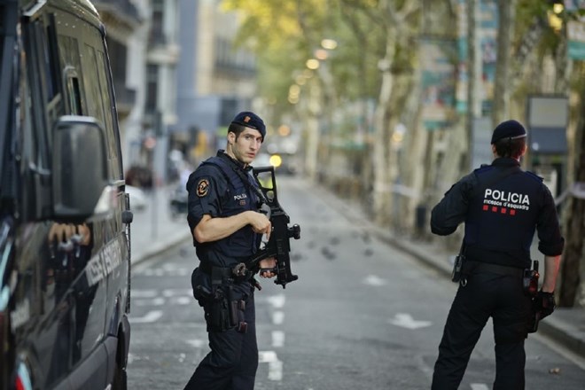 Varnostni organi Španije naj bi v državi trenutno spremljali okoli 1000 osumljencev, povezanih s terorizmom.