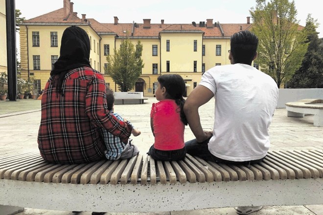 Iraška družina  v Ljubljani čaka, da bi po dveh letih spet videla otroka, osemletno Basmo in petletnega Basima. Zaradi...